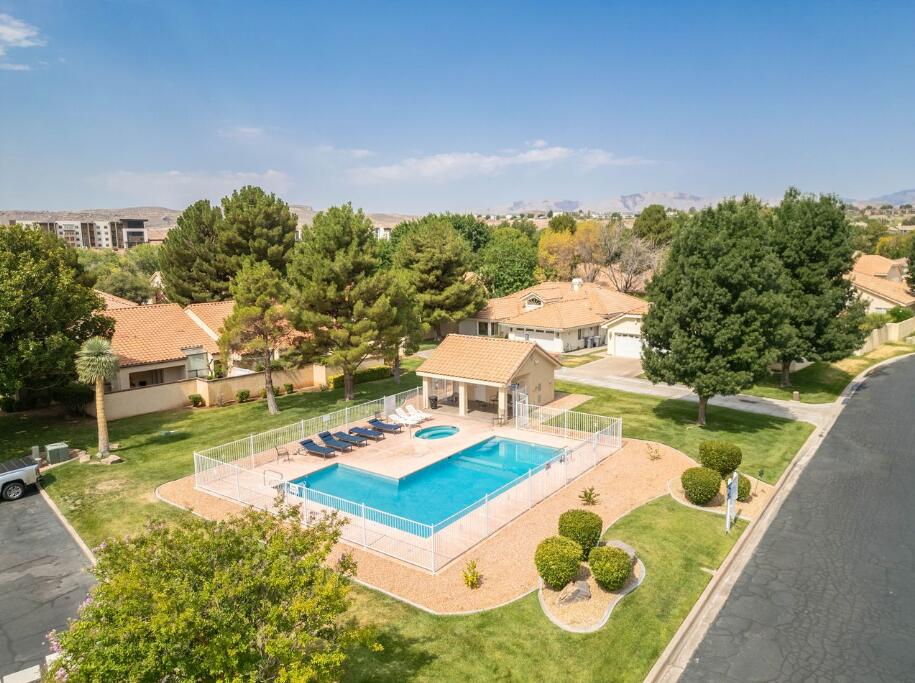 RIVERWOOD TOWNHOMES - Residential