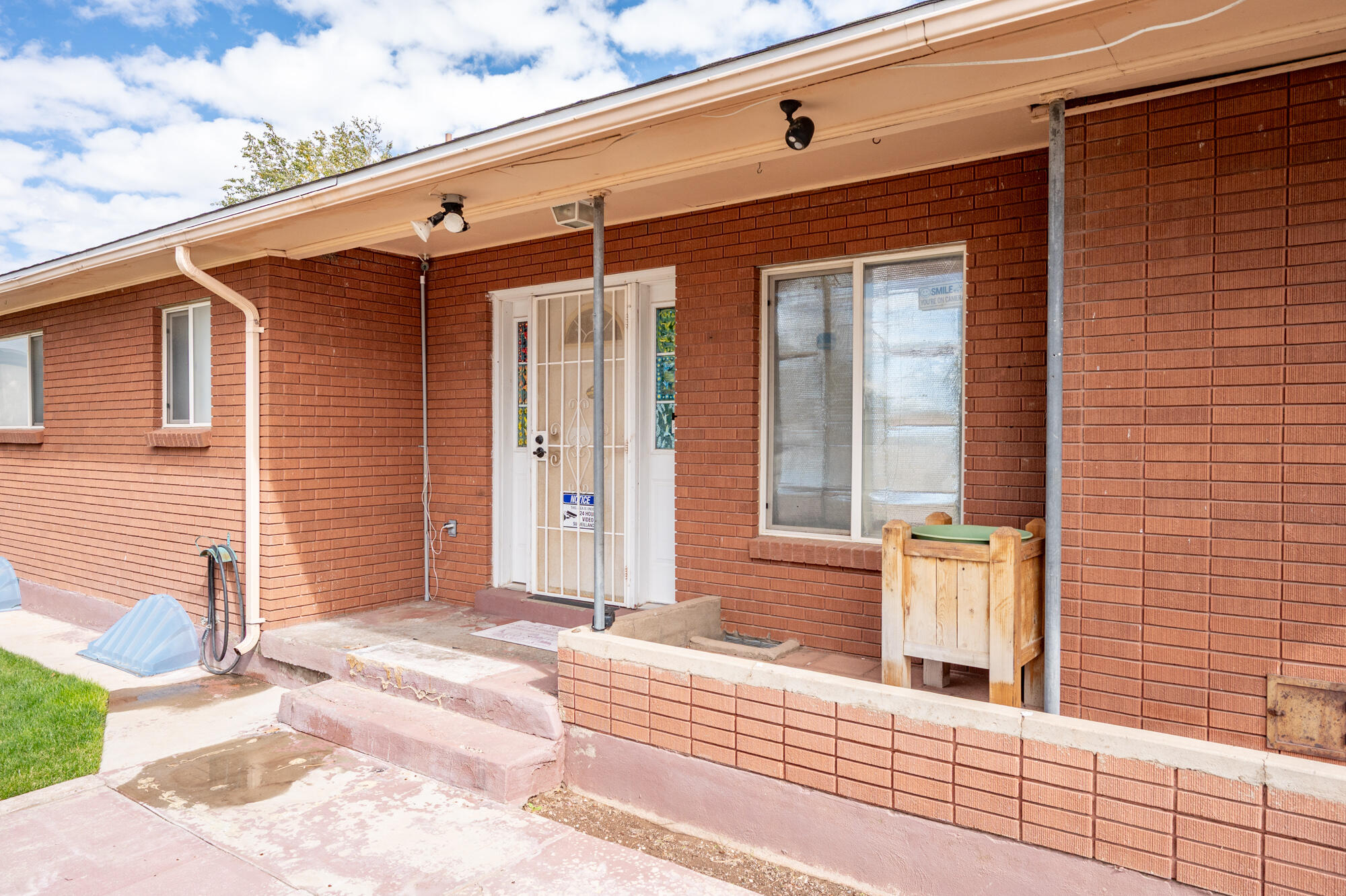 Main image without alt text