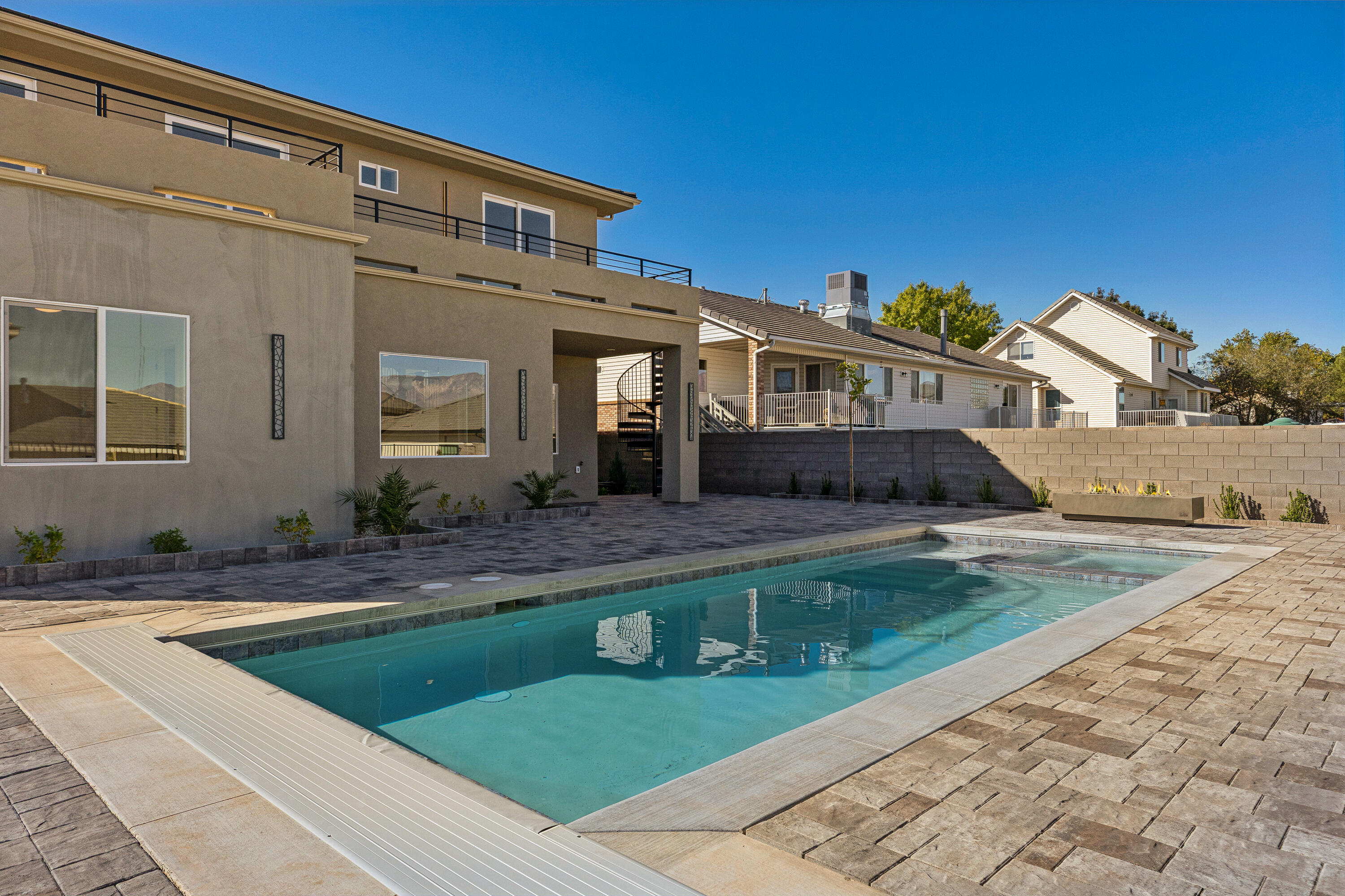 FALCON RIDGE - Residential