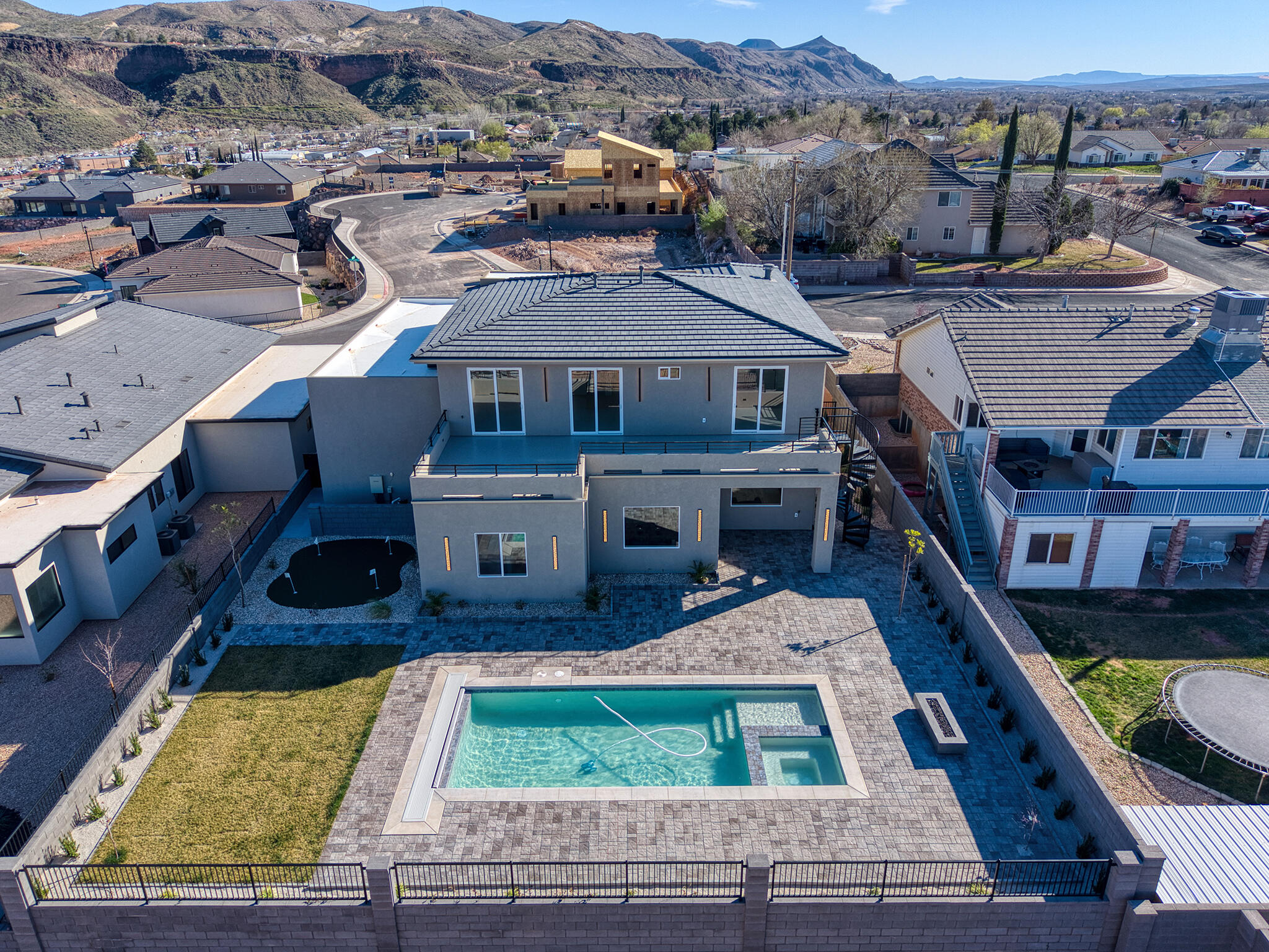 FALCON RIDGE - Residential