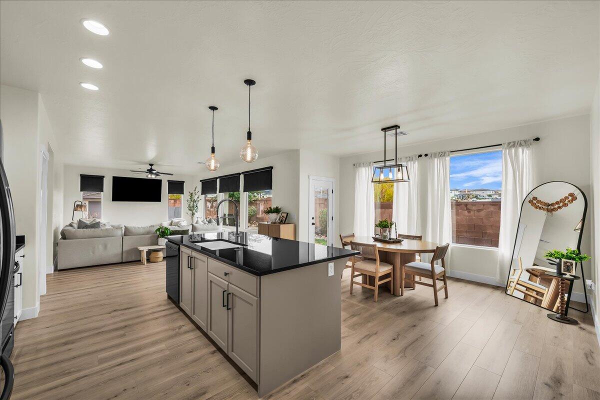 DESERT VISTA - Residential