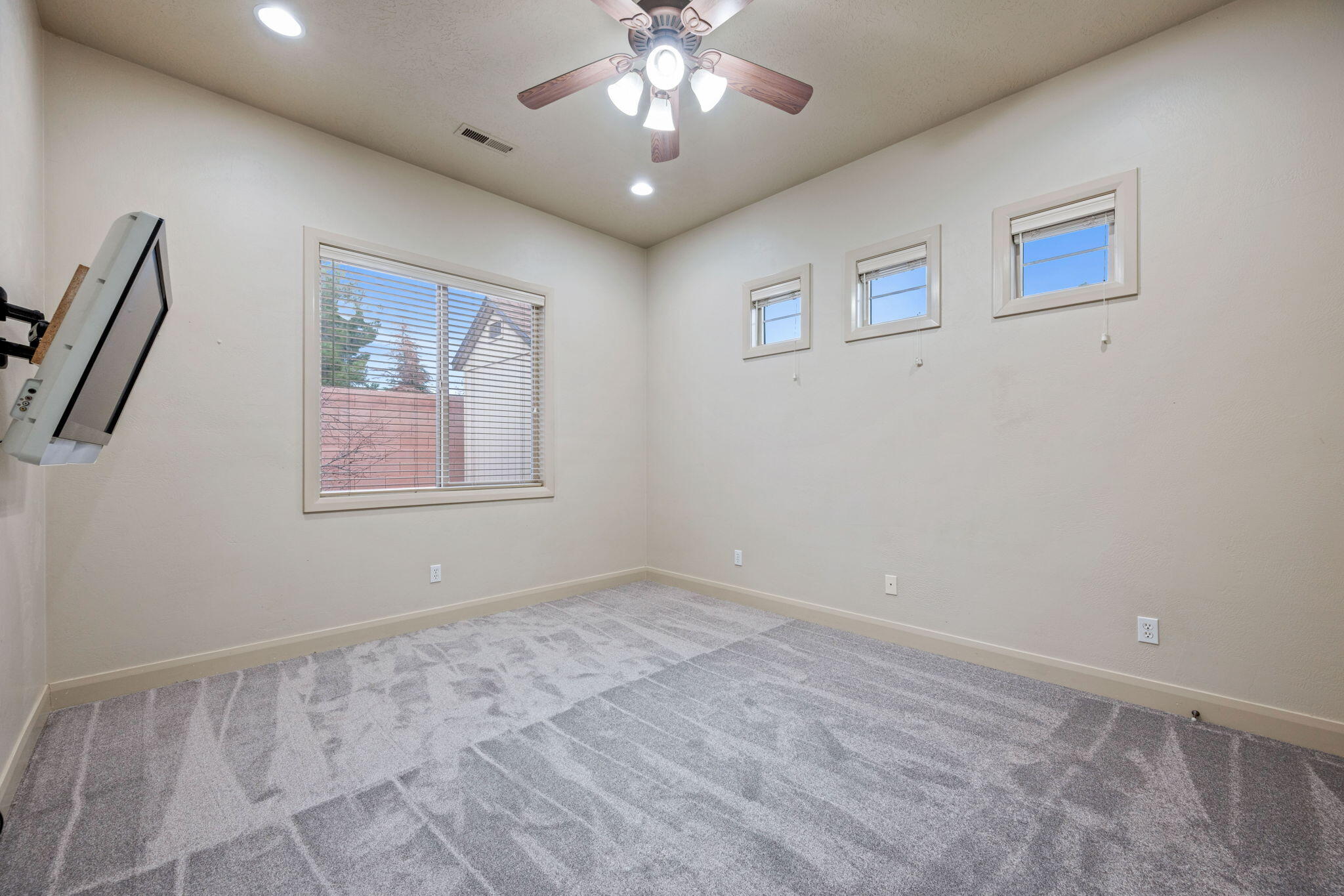 POINTE WEST ESTATES - Residential