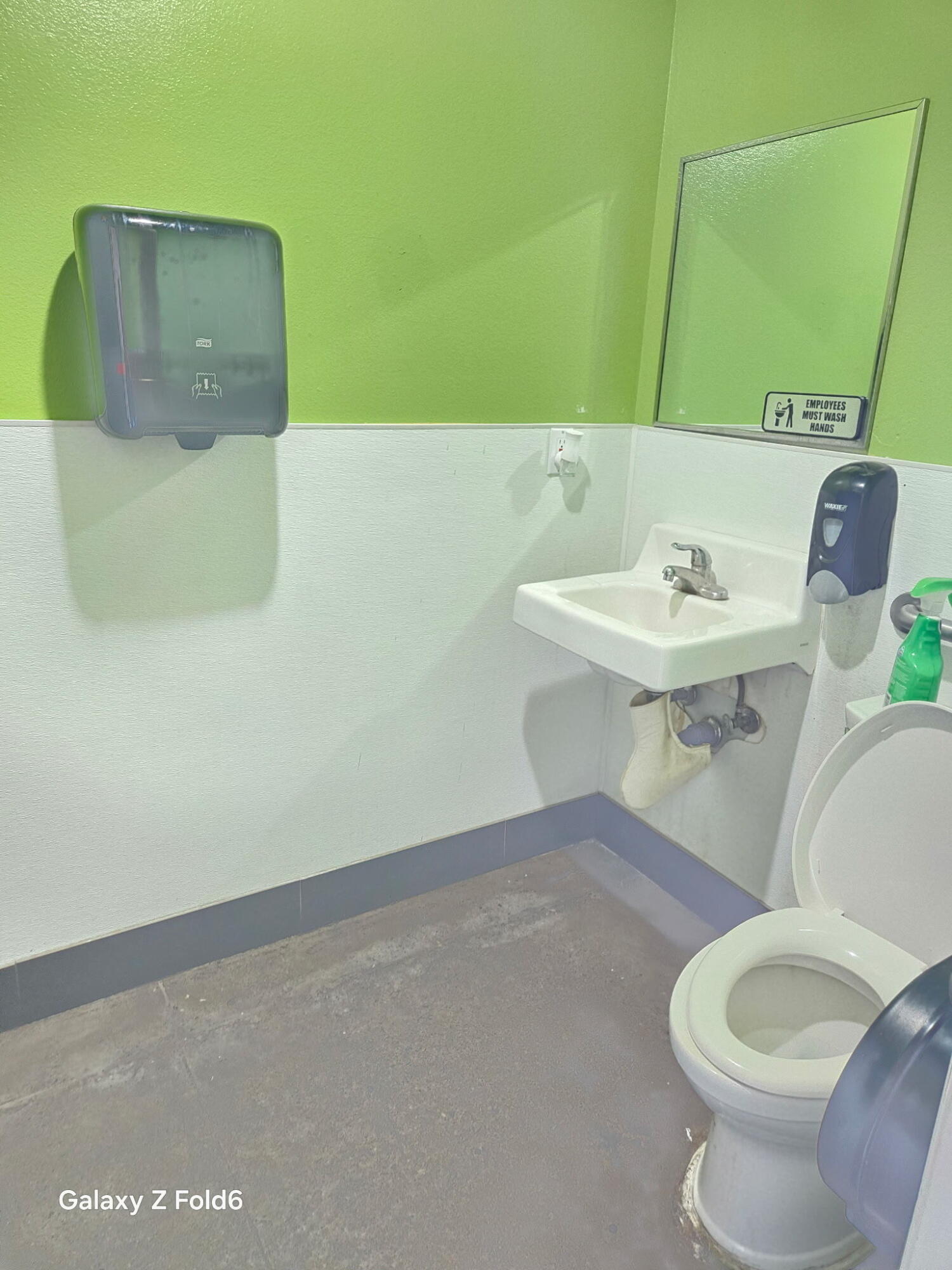 Main image without alt text