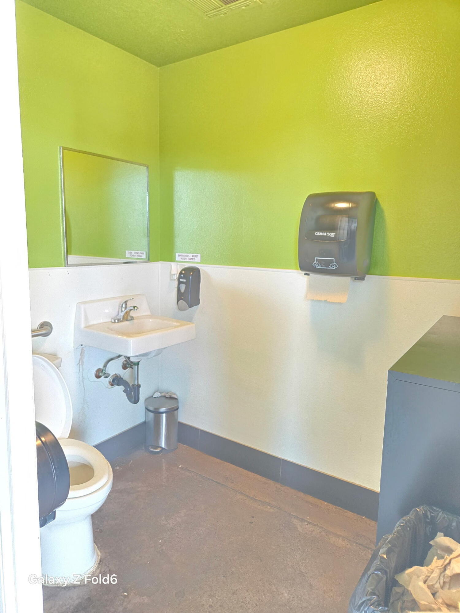 Main image without alt text