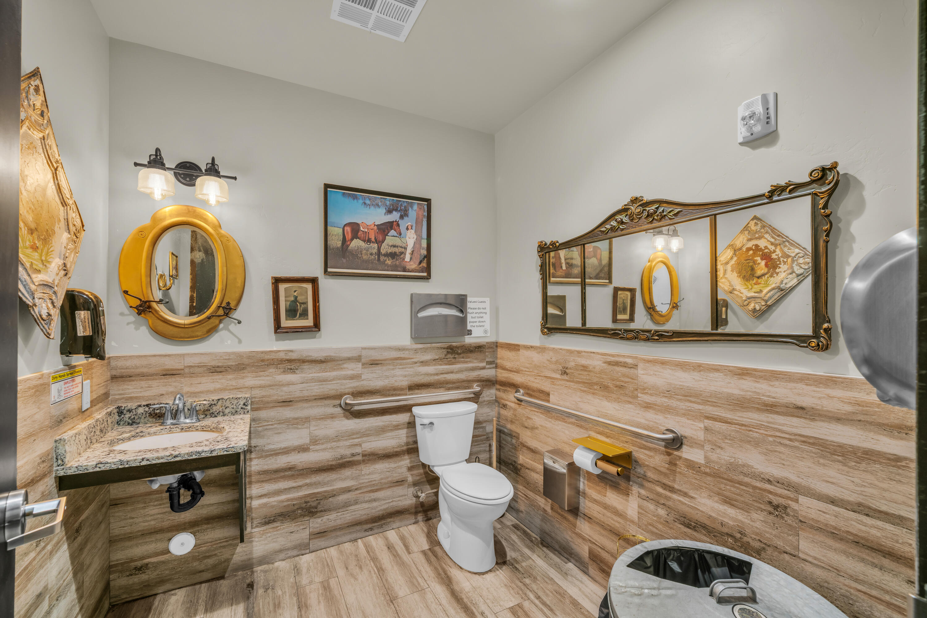 Main image without alt text