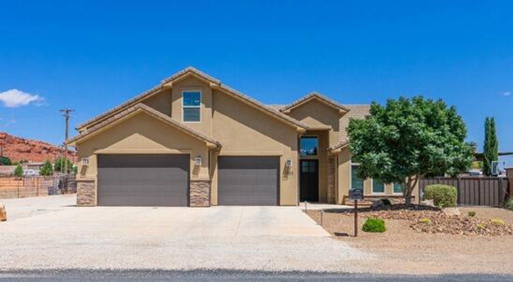 Photo of 1066 N 1100 W, Saint George, UT 84770 (MLS # 25-267778)