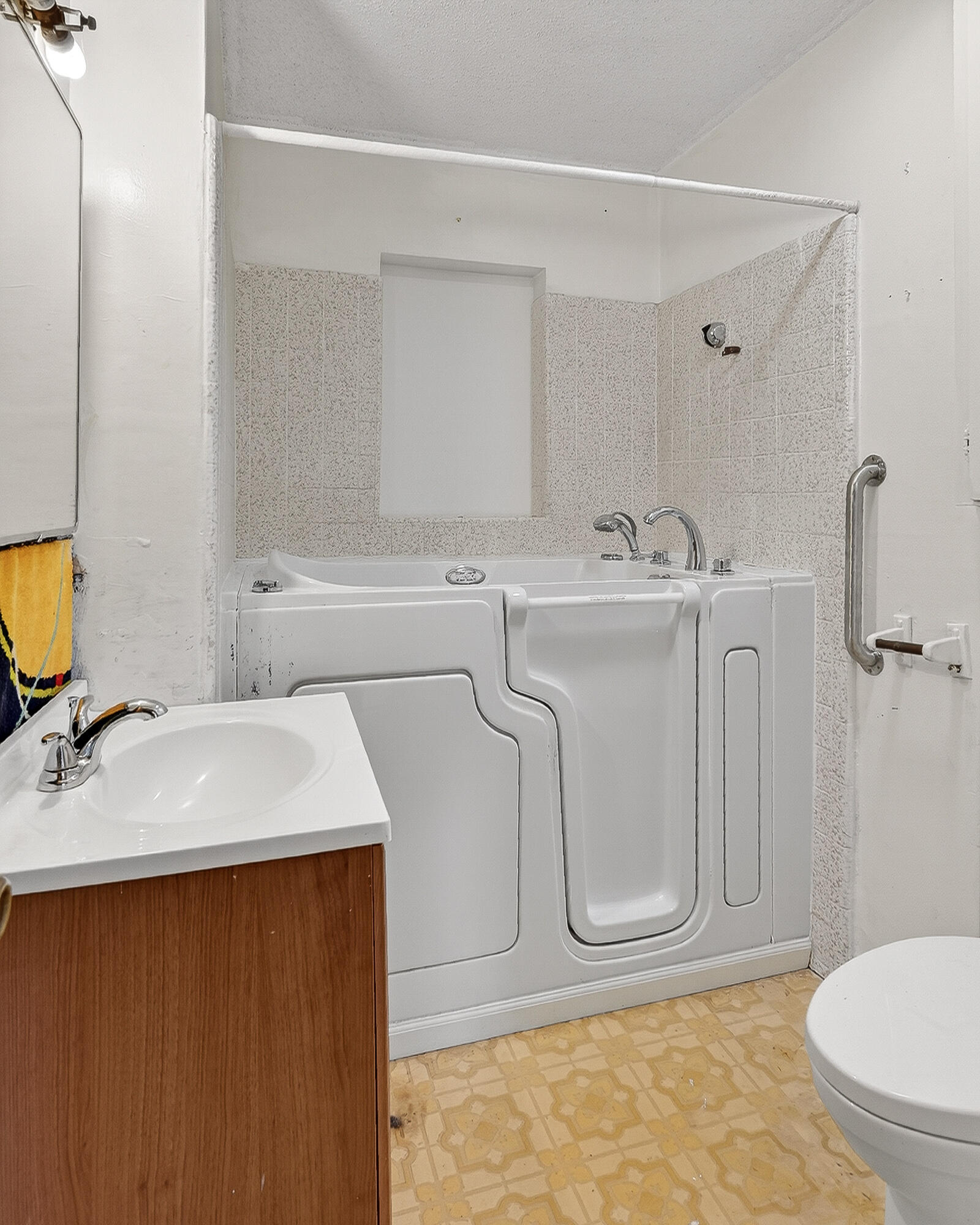 Main image without alt text