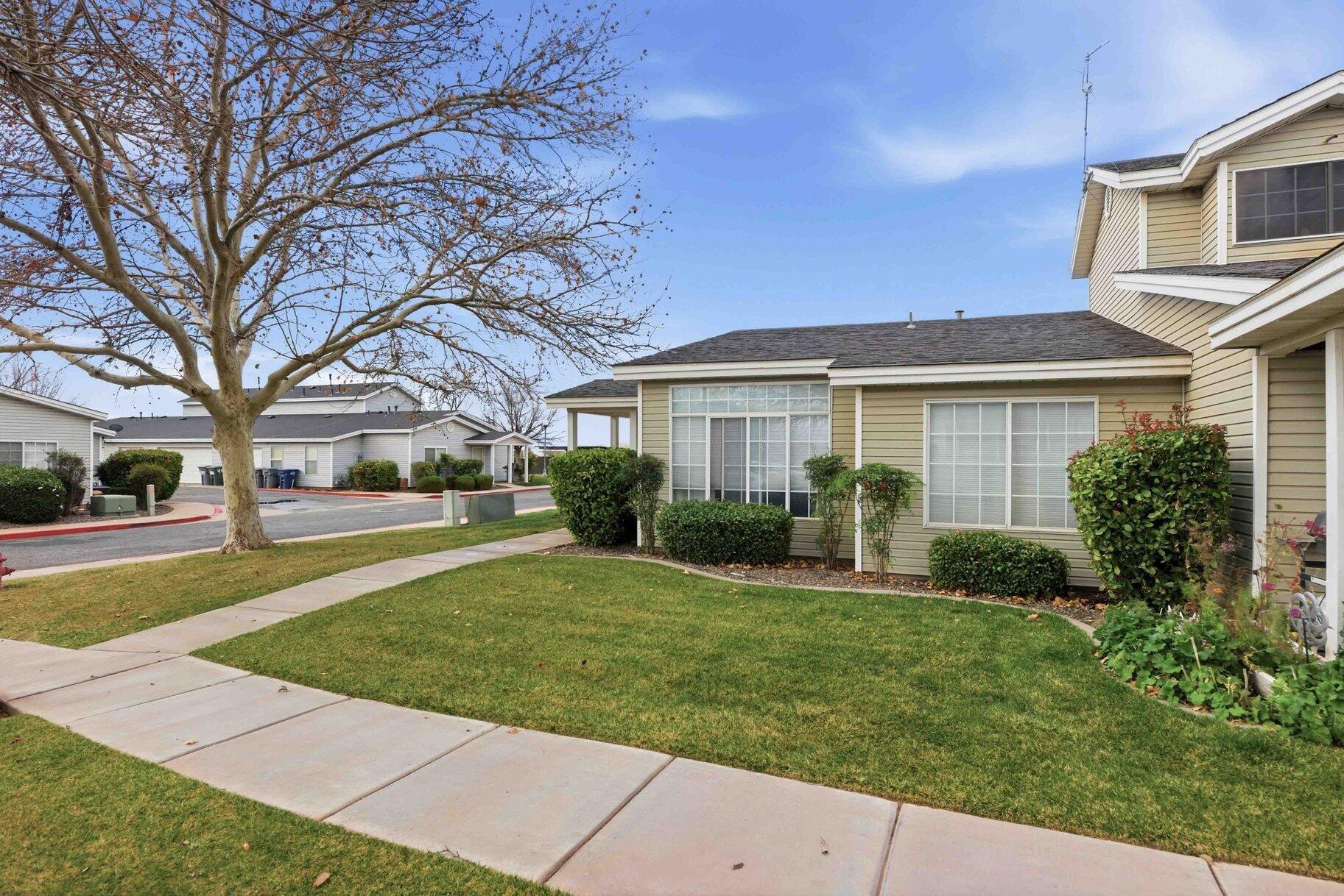 KNOLLWOOD TOWNHOMES - Residential