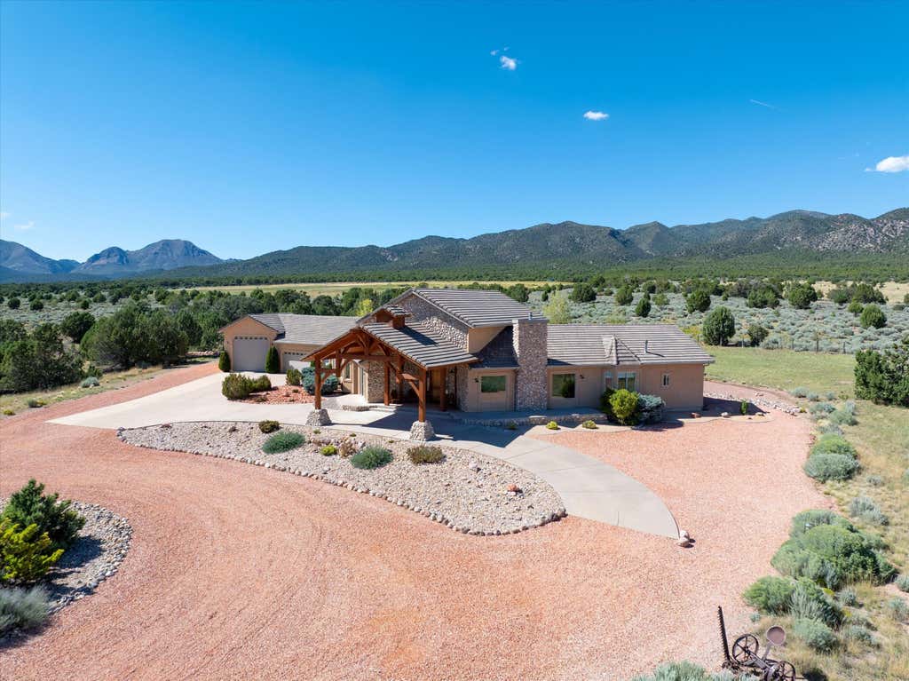 Photo of 963 E 800 N, New Harmony, UT 84757 (MLS # 26-275279)