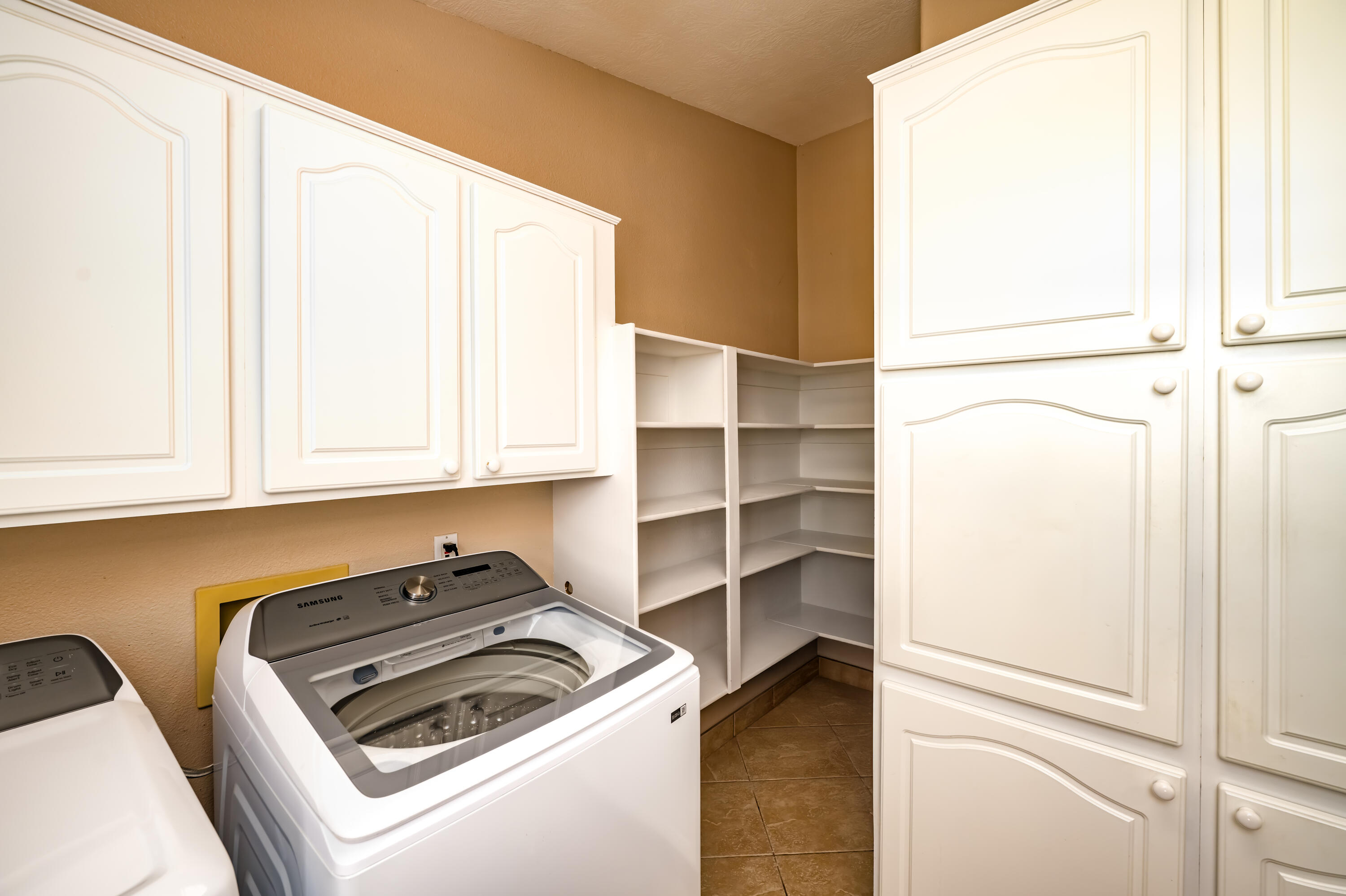 BOB LEE UNIT - Residential