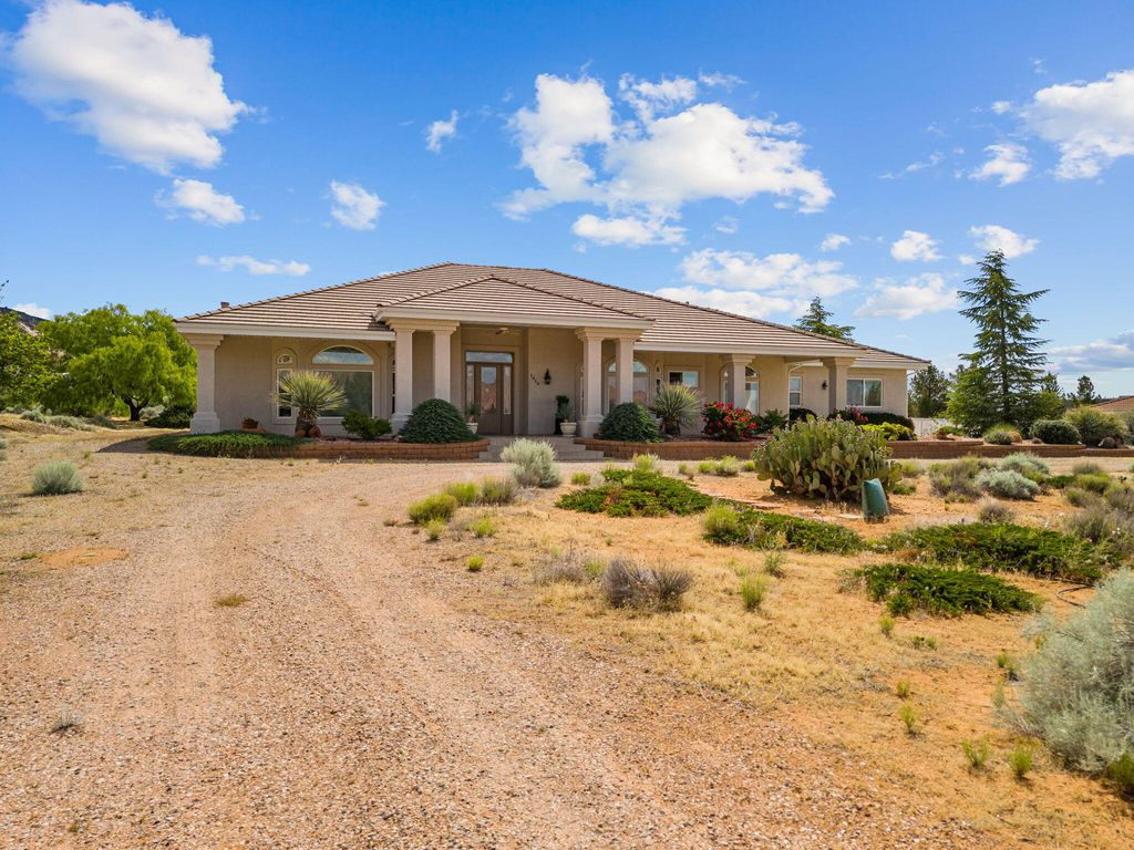 Photo of 5464 N 1530 W, Saint George, UT 84770 (MLS # 26-271517)