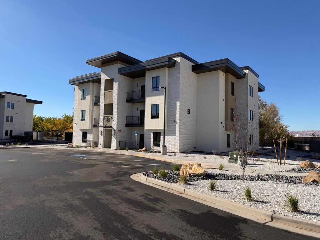 Photo of 983 W State ST, Hurricane, UT 84737 (MLS # 25-267043)