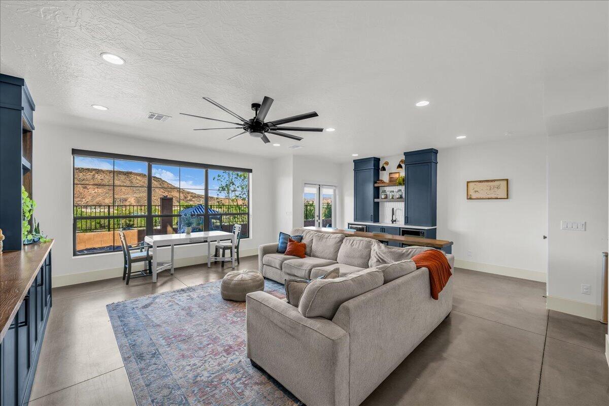 MESA PALMS HOMES - Residential