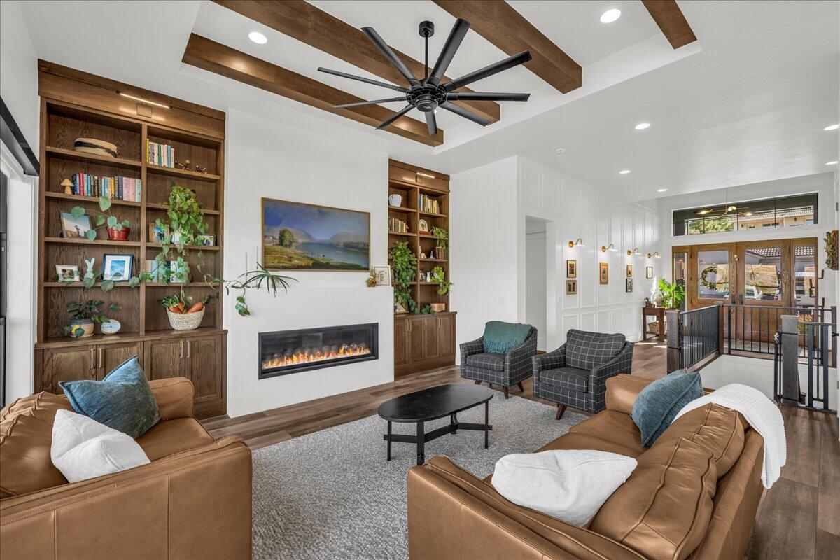 MESA PALMS HOMES - Residential