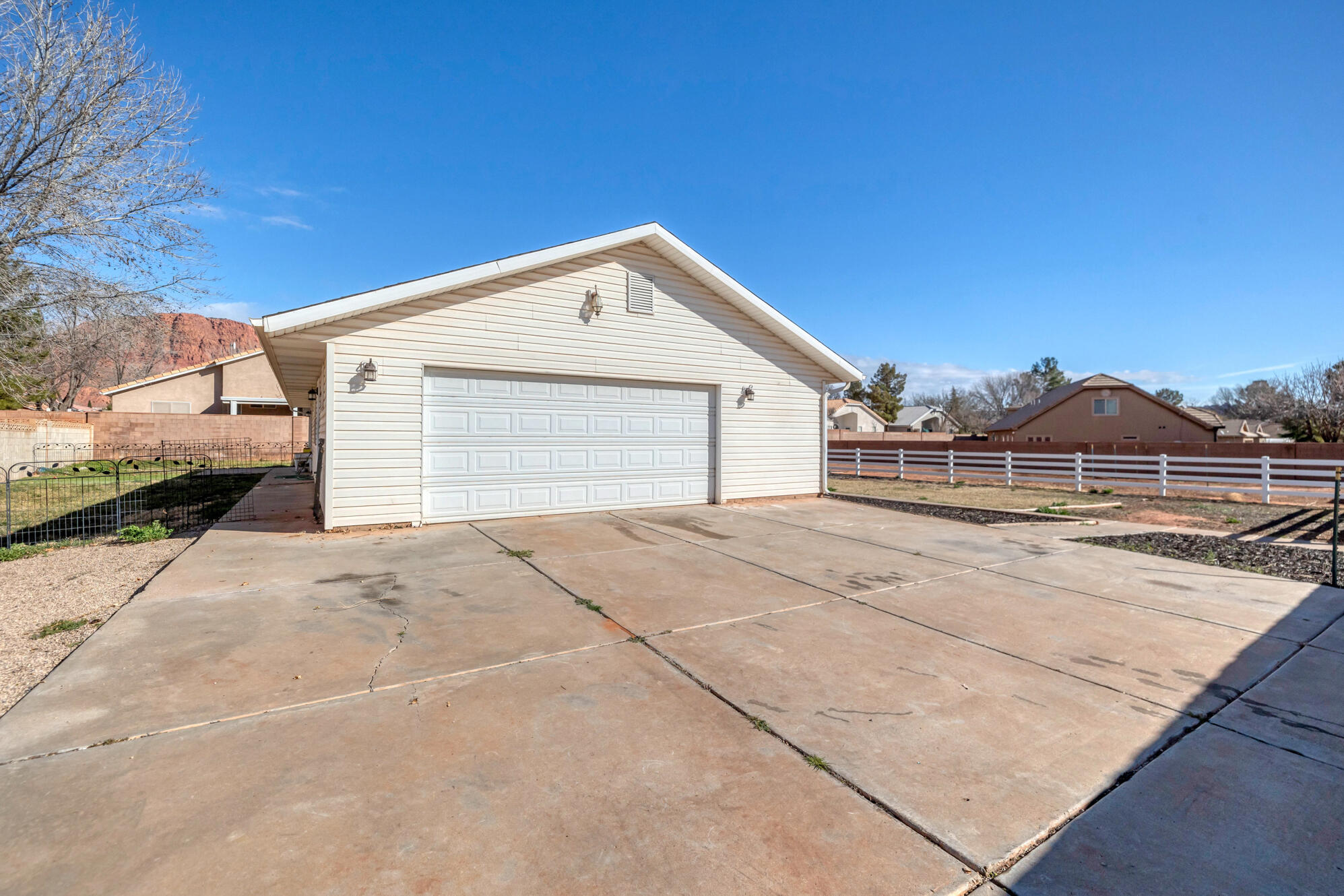 FALCON PARK - Residential