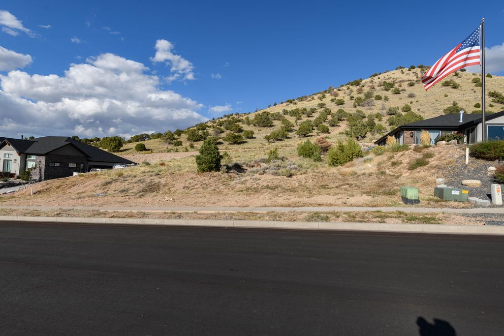 Photo of 1472 N Knoll ST, Cedar City, UT 84721 (MLS # 25-266143)
