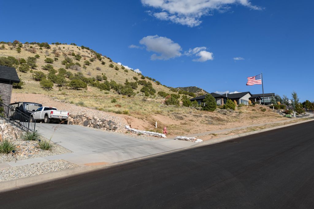 Photo of 1472 N Knoll ST, Cedar City, UT 84721 (MLS # 25-266143)