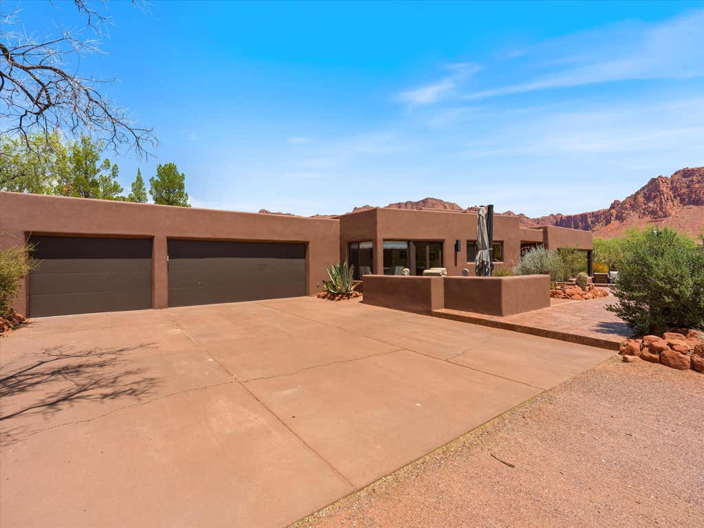 Photo of 1115 N Kayenta Parkway, Ivins, UT 84738 (MLS # 26-274324)