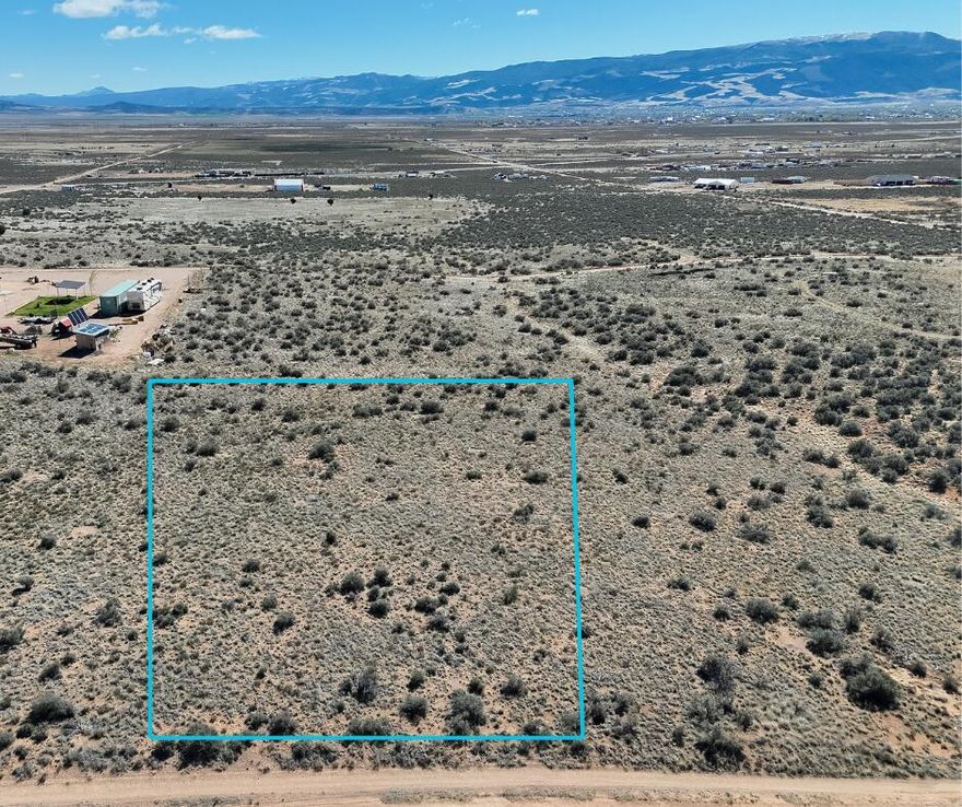 The perfect lot for off-grid living, or living on the outskirts of town. The views from this lot will instantly make you fall in love with the area. Come build your perfect home. This lot does not have any utilities