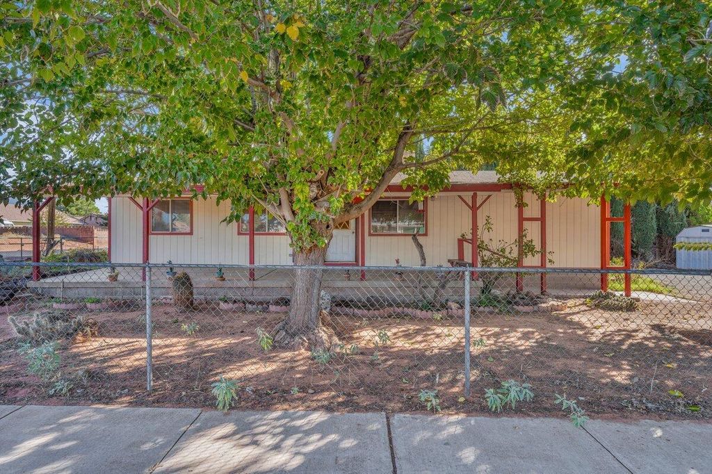 Photo of 415 S 75 E, Ivins, UT 84738 (MLS # 25-266276)