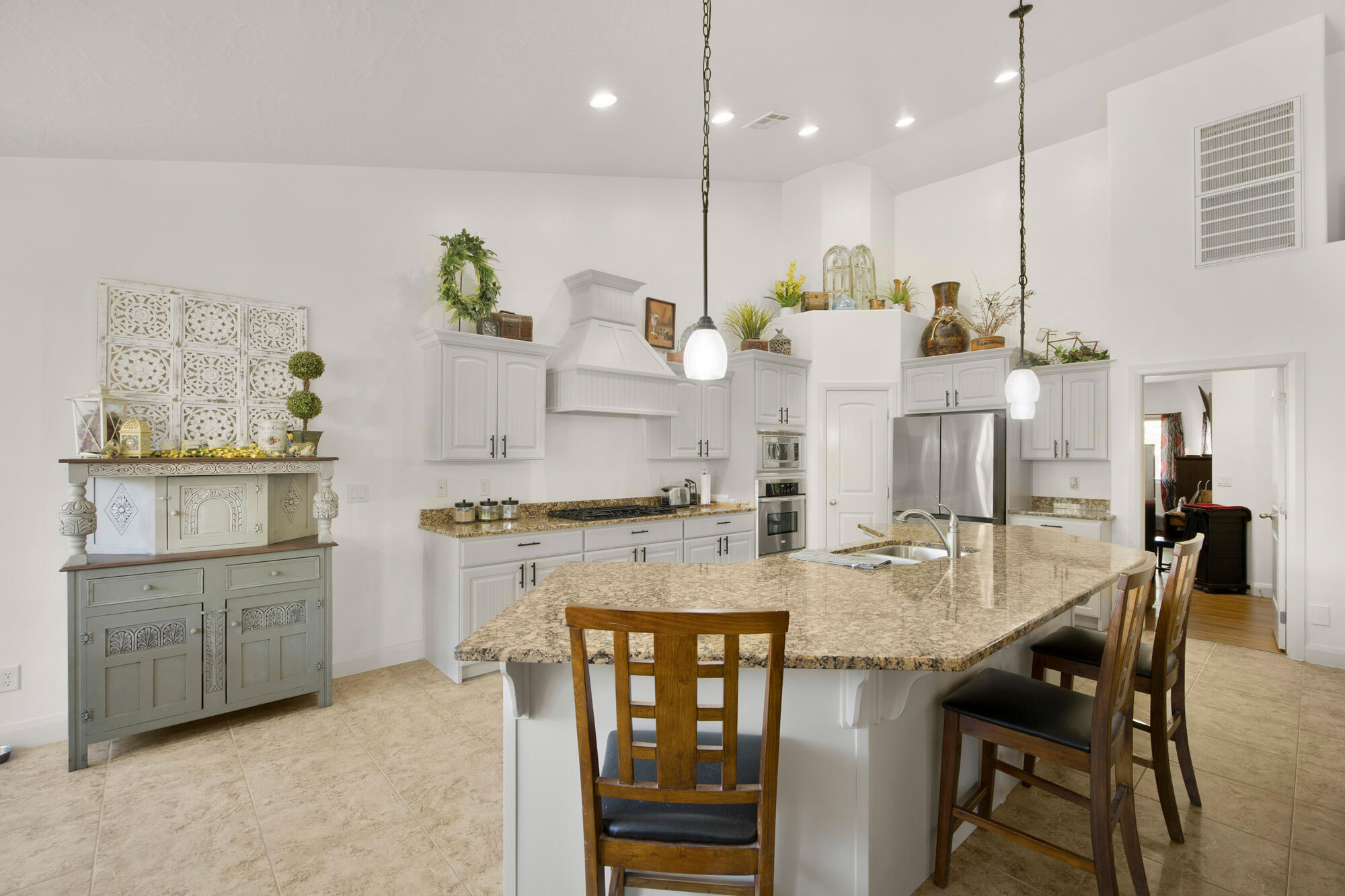 HIGH CHAPARRAL AT THE WASHINGTON BENCH - Residential