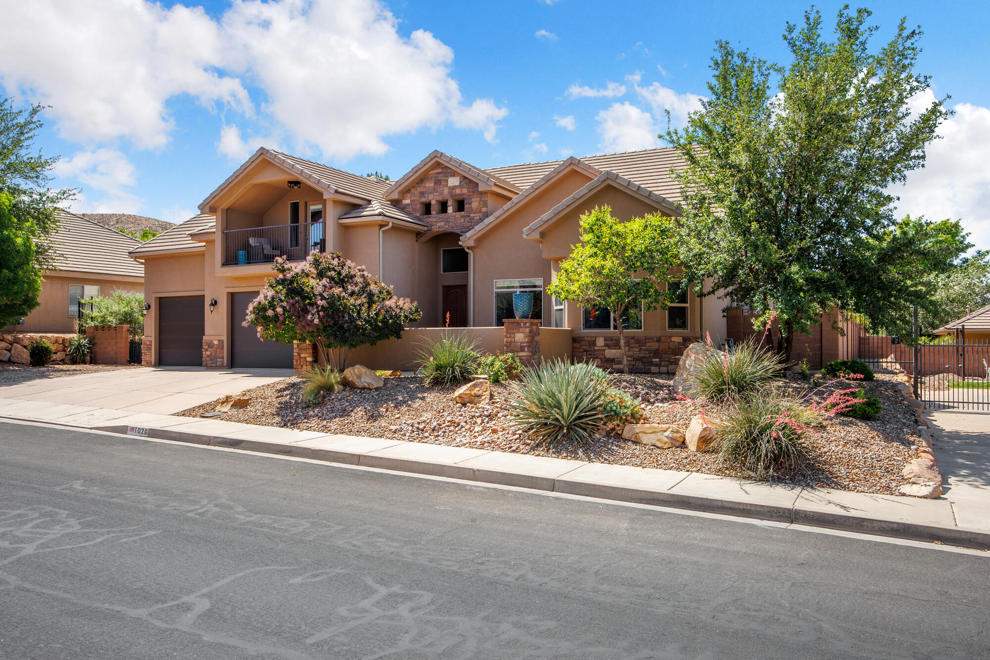 HIGH CHAPARRAL AT THE WASHINGTON BENCH - Residential