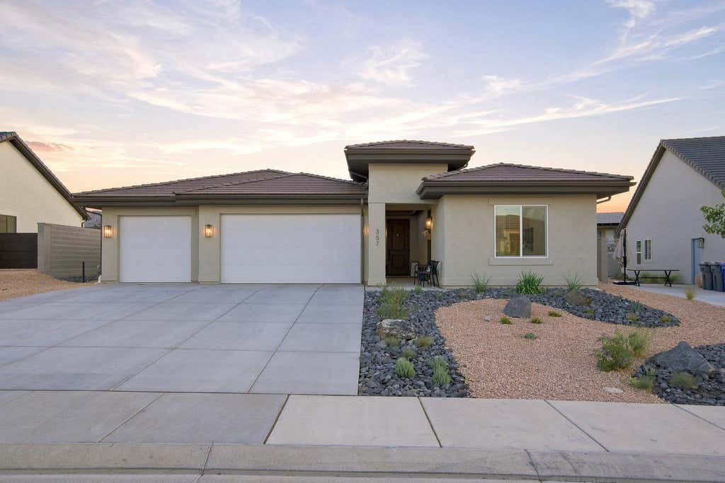 Photo of 357 N Firerock Way, Hurricane, UT 84737 (MLS # 26-275136)