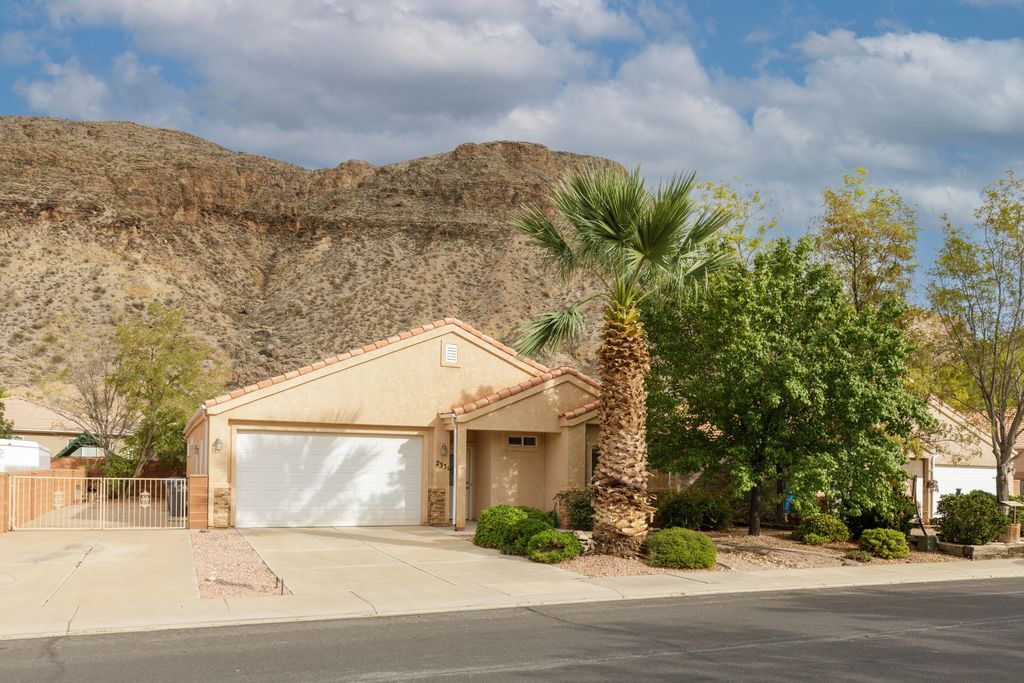 Photo of 2331 S 675 W, Hurricane, UT 84737 (MLS # 25-266259)