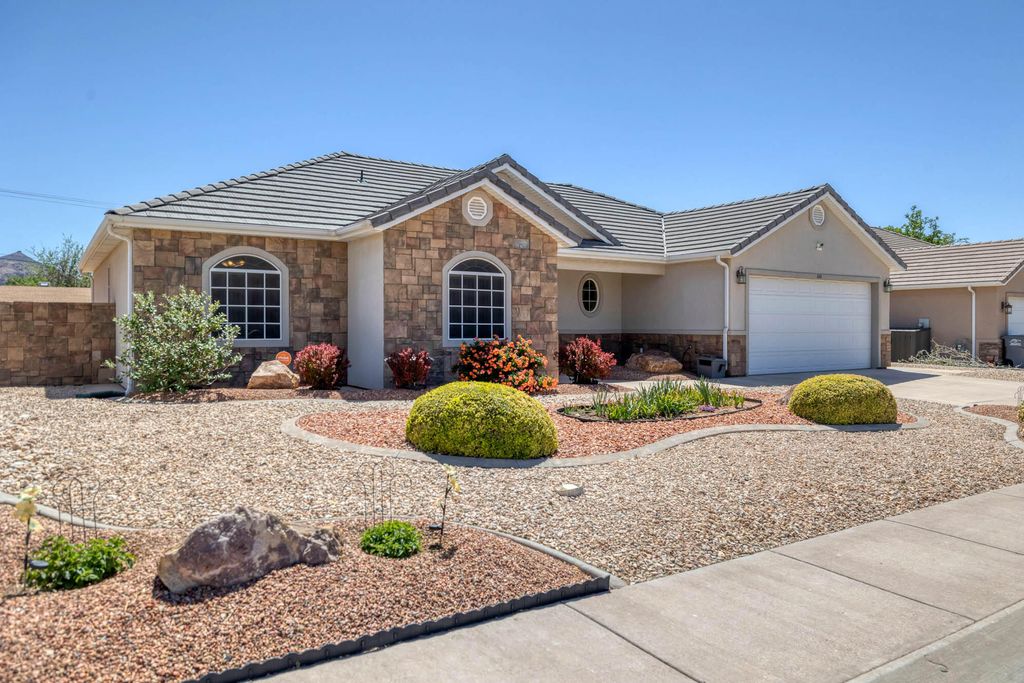 Photo of 633 W 375 S, Hurricane, UT 84737 (MLS # 26-271665)