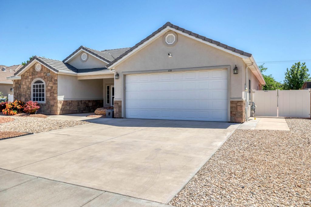 Photo of 633 W 375 S, Hurricane, UT 84737 (MLS # 26-271665)