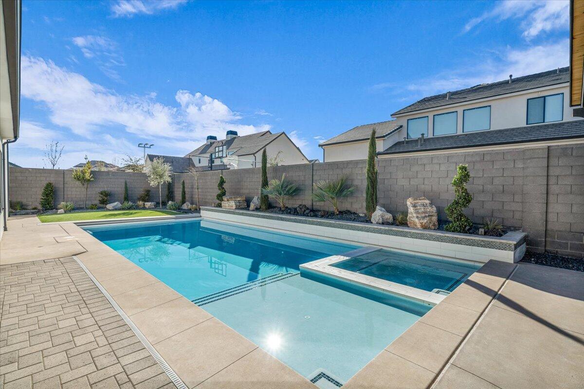 TONAQUINT COVE - Residential