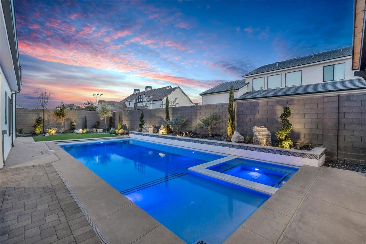 TONAQUINT COVE - Residential