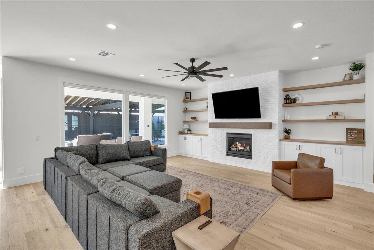 TONAQUINT COVE - Residential