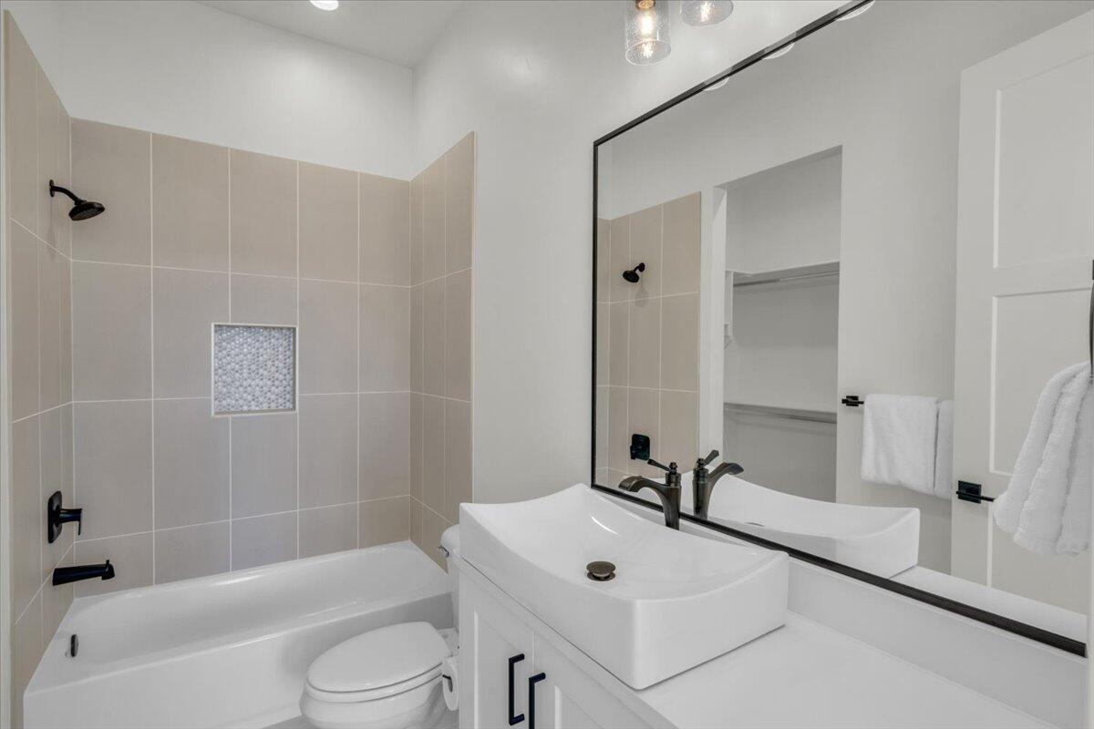 TONAQUINT COVE - Residential