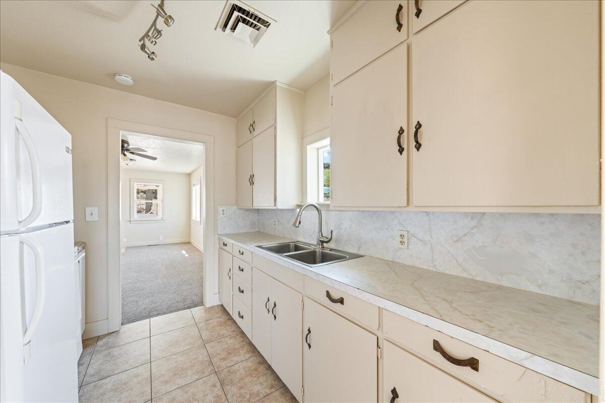 HURRICANE TOWNSITE - Residential Income