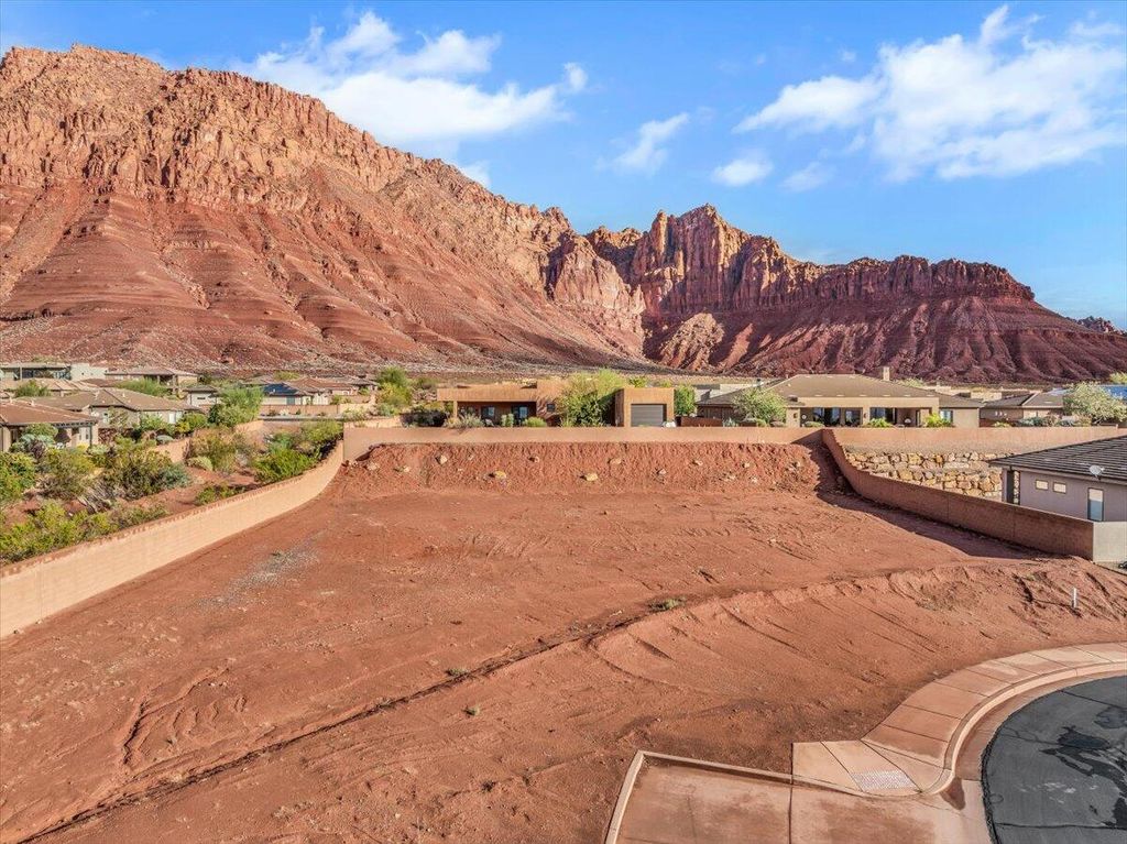 Photo of 437 E Ridgeview CIR, Ivins, UT 84738 (MLS # 25-266173)