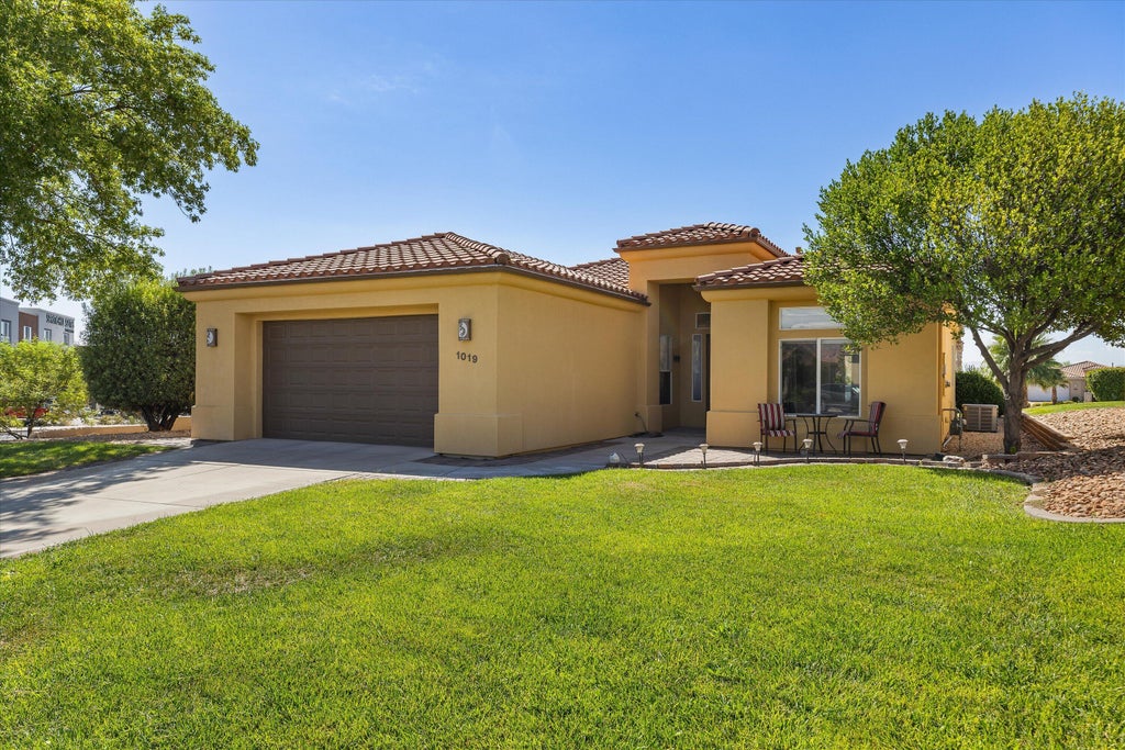 Photo of 1019 W Shadow Ridge DR, Washington, UT 84780 (MLS # 26-275847)