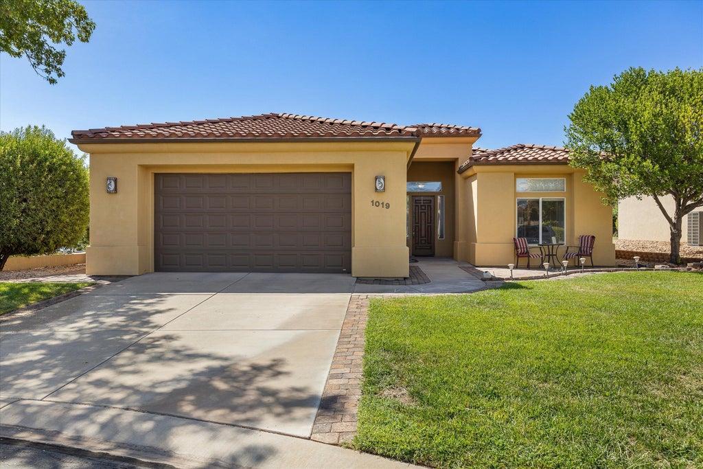 Photo of 1019 W Shadow Ridge DR, Washington, UT 84780 (MLS # 26-275847)