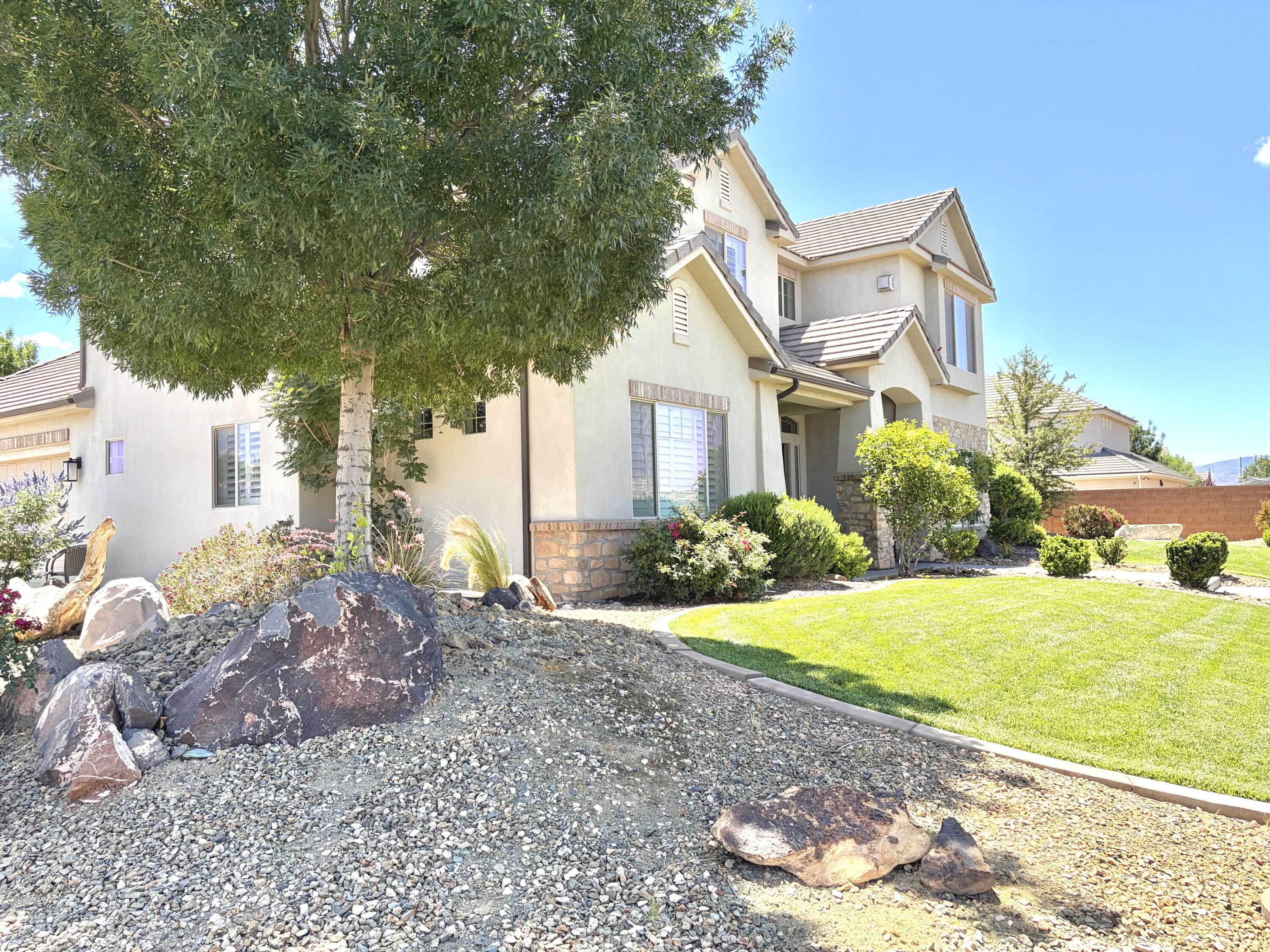 BRIDLE GATE ESTATES - Residential