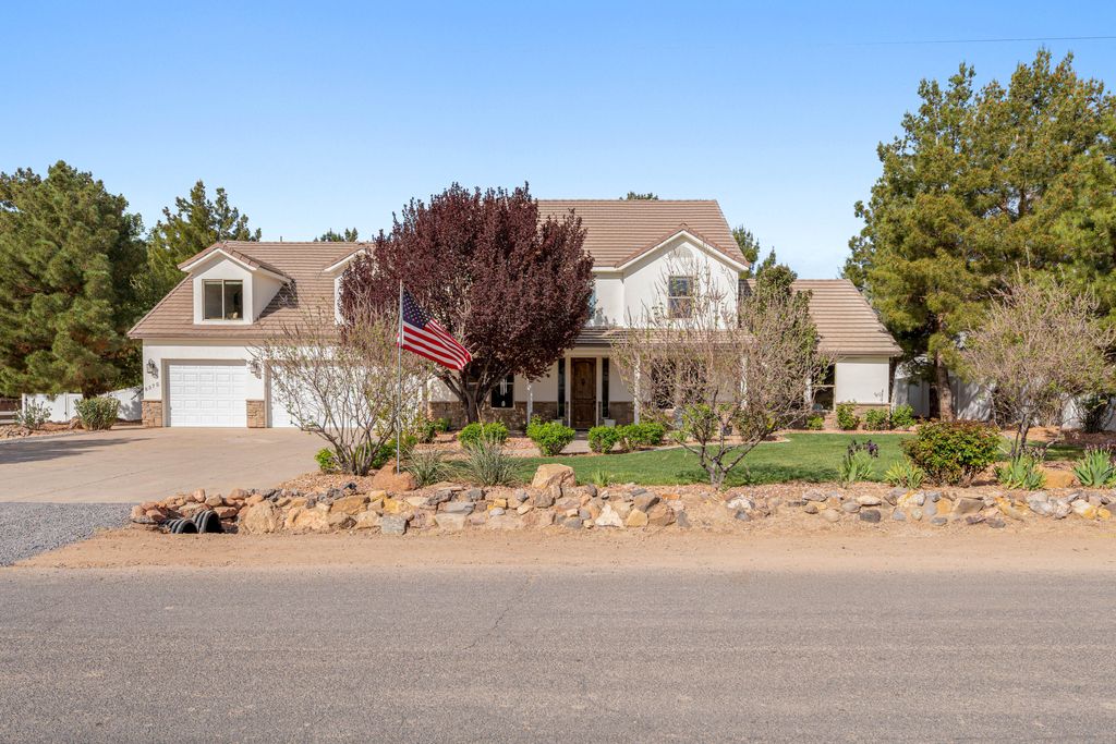 Photo of 8375 N Diamond Valley DR, Saint George, UT 84770 (MLS # 26-270917)