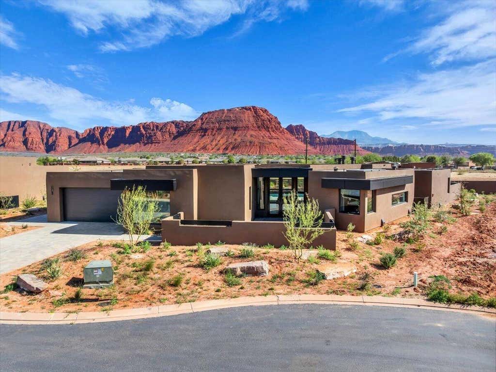 Photo of 548 W WILD INDIGO Way, Ivins, UT 84738 (MLS # 26-275445)