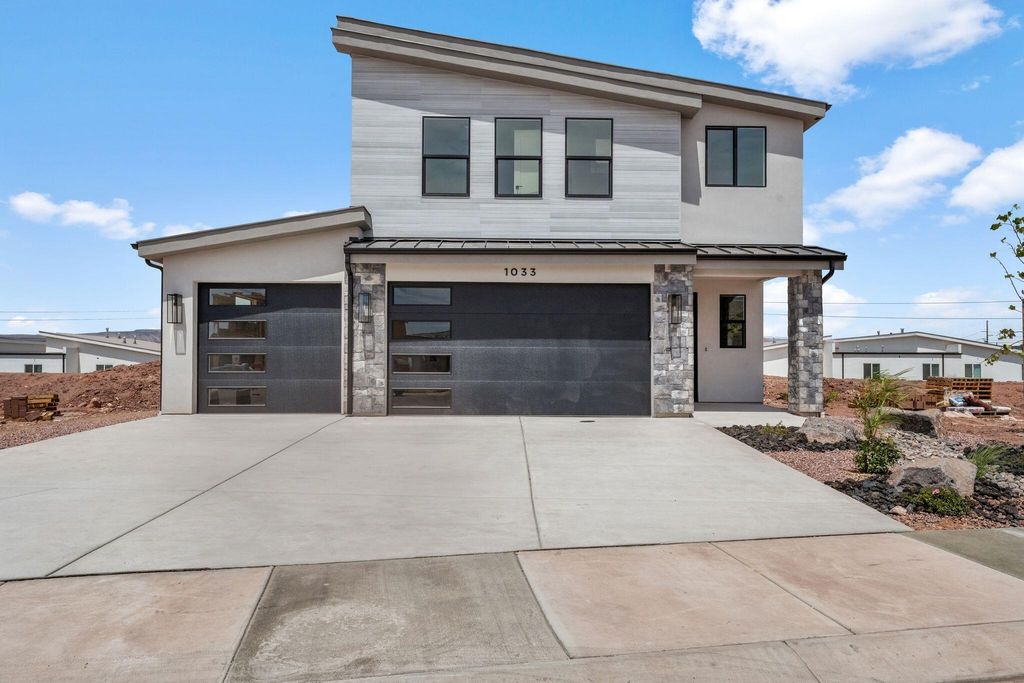 Photo of 1033 E COYOTE CREST DR, Washington, UT 84780 (MLS # 26-271637)