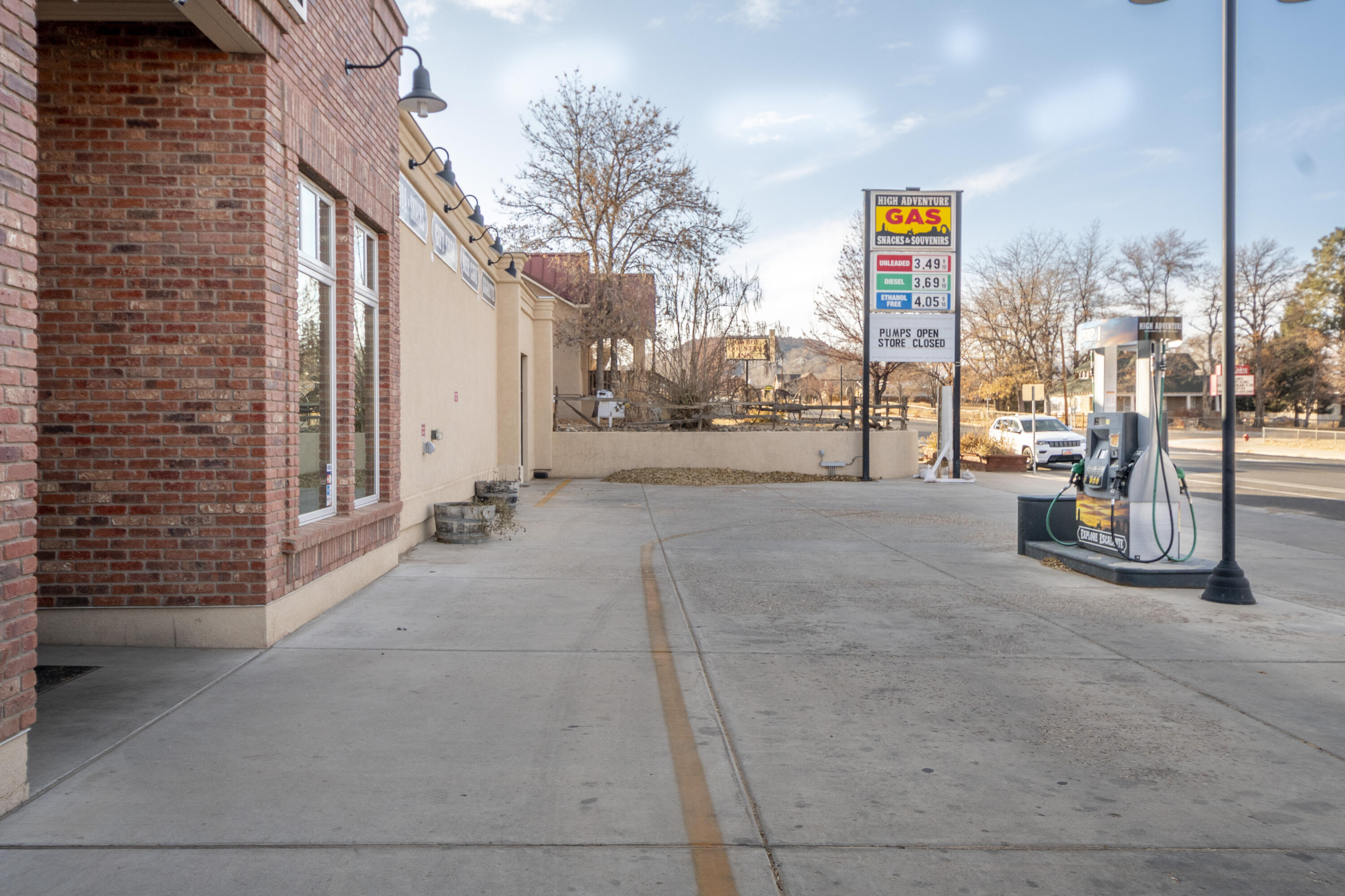 Main image without alt text