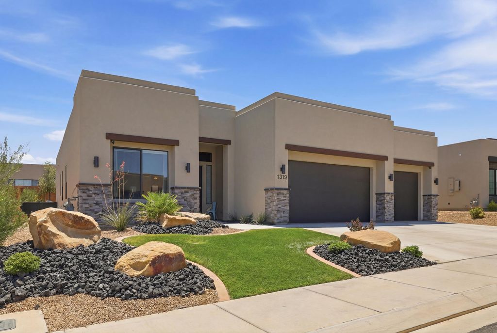 Photo of 1319 W POCKET MESA DR, Saint George, UT 84770 (MLS # 26-273672)