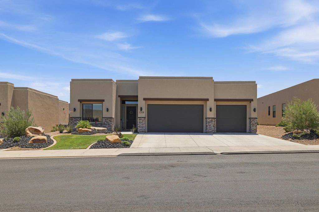 Photo of 1319 W POCKET MESA DR, Saint George, UT 84770 (MLS # 26-273672)