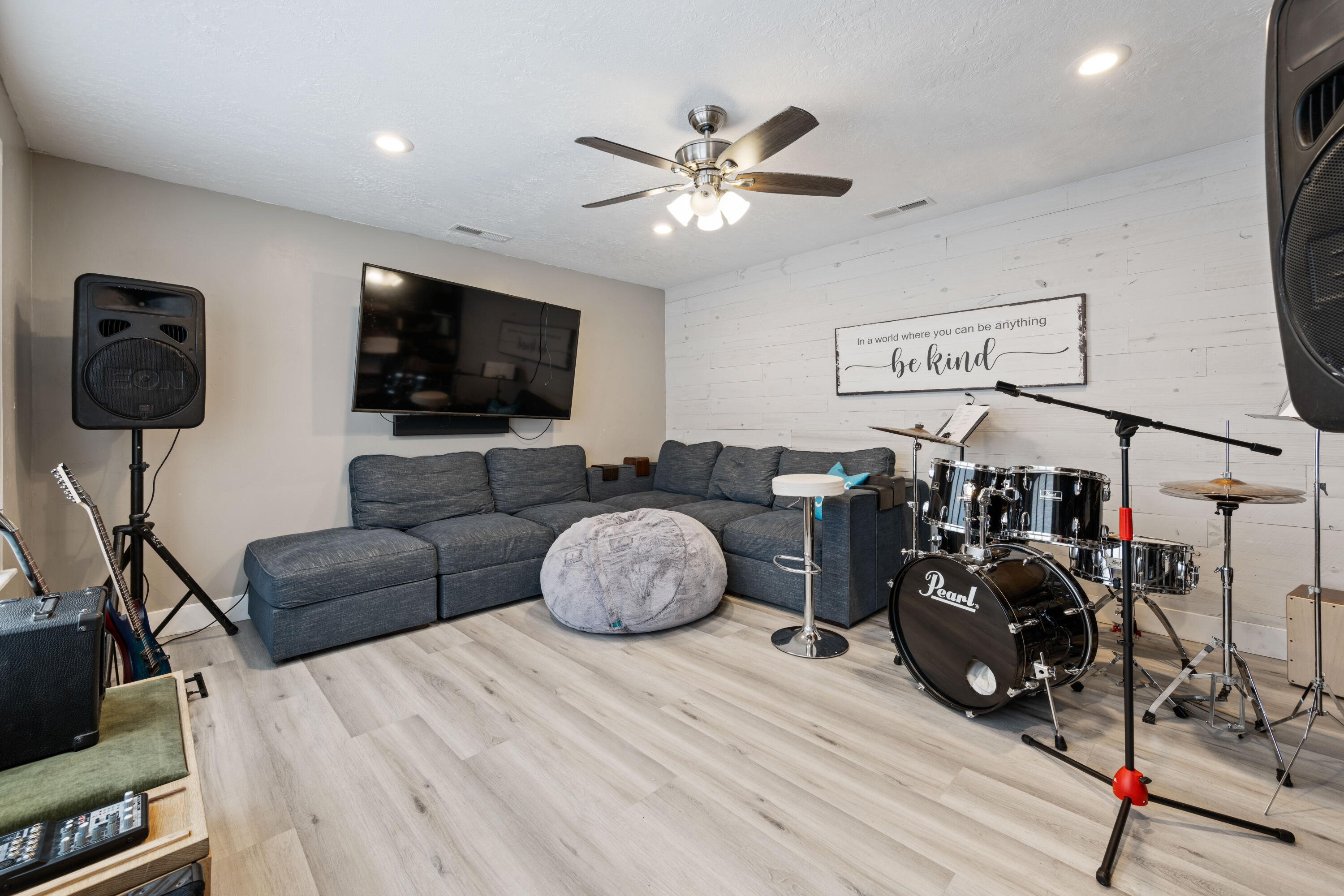 BLOOMINGTON HILLS - Residential