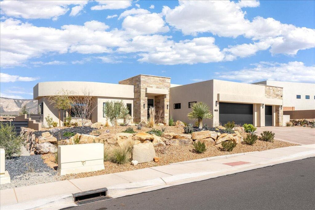 Photo of 1392 W CANYON TREE DR, Saint George, UT 84770 (MLS # 26-271668)