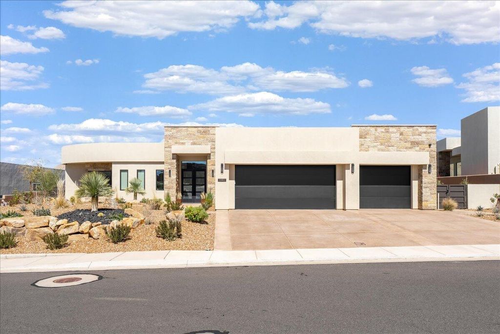 Photo of 1392 W CANYON TREE DR, Saint George, UT 84770 (MLS # 26-271668)