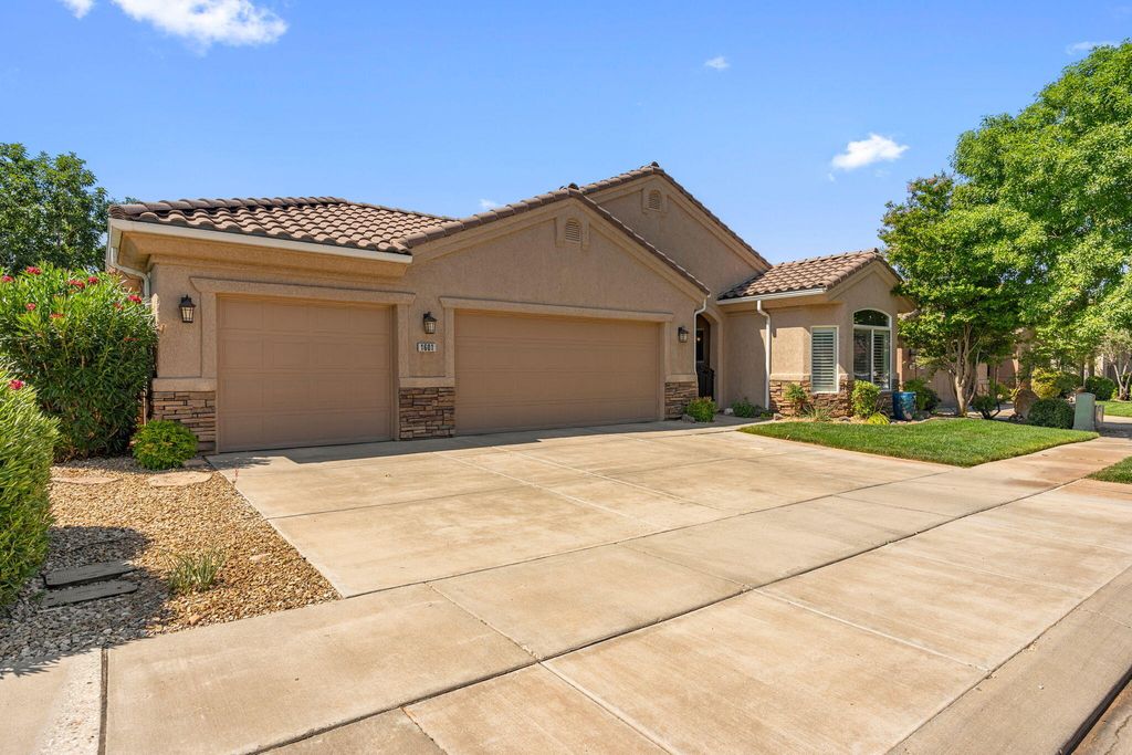 Photo of 1601 W SUNKISSED DR S, Saint George, UT 84790 (MLS # 26-273525)