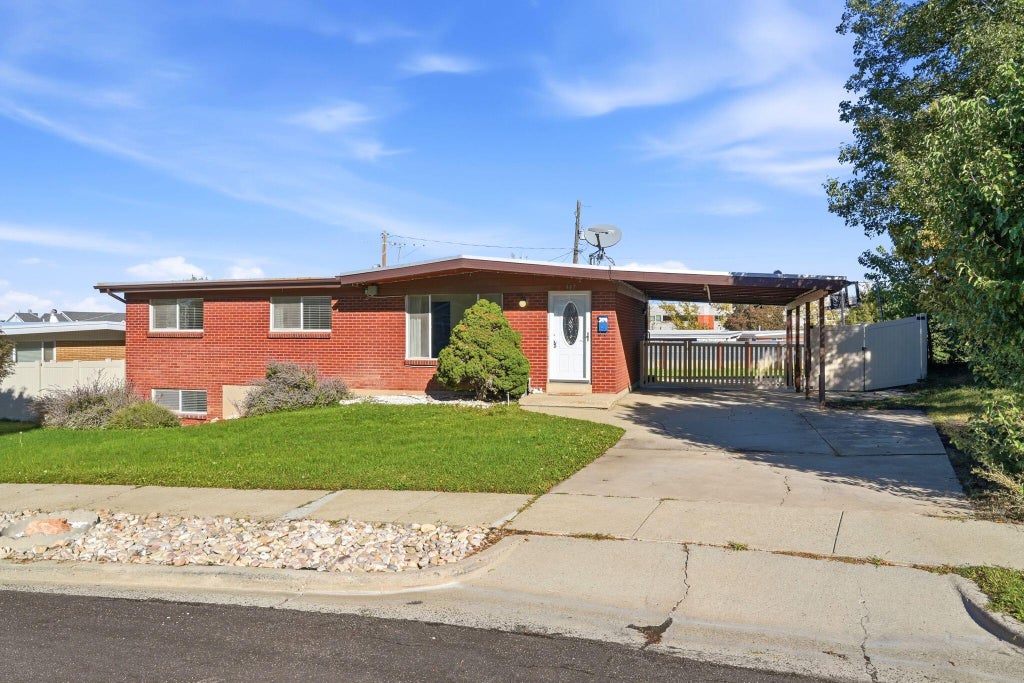 Photo of 447 E 550 S, Bountiful, UT 84010 (MLS # 26-277200)